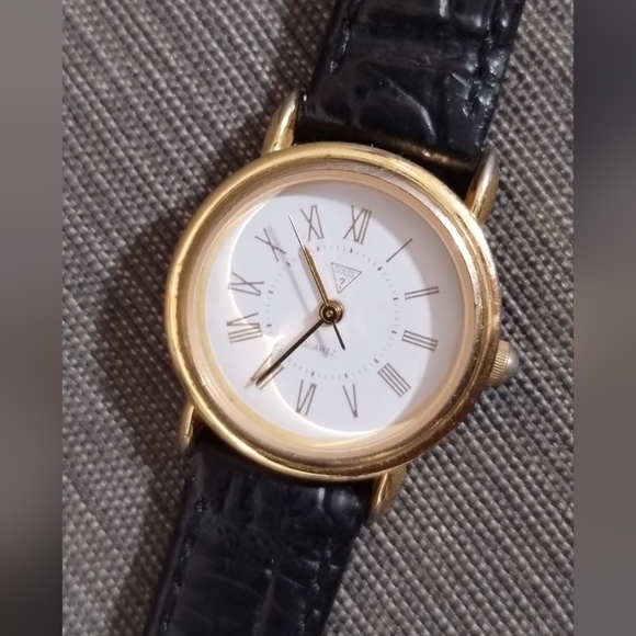 Vintage 1990 GUESS Watch, Black Leather Band, Runs & Keeps Time - New Battery - Picture 7 of 16